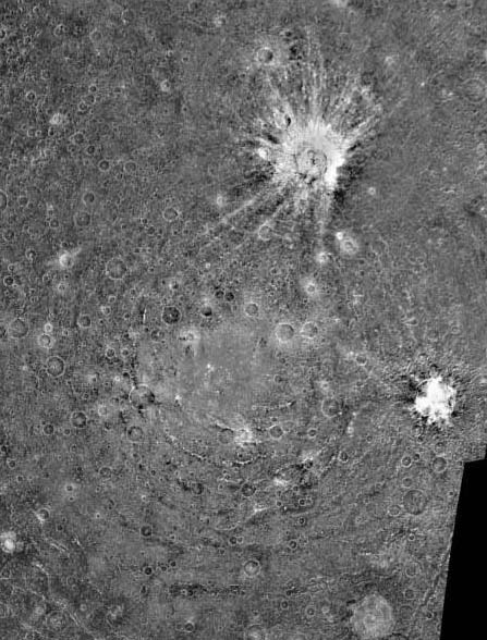 Il cratere Asgard fotografato dalla Galileo