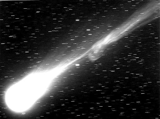 Foto della cometa Hyakutake in cui si vedono due dei vari frammenti in cui si è suddiviso il nucleo