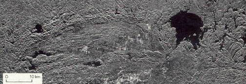 Immagine radar aerea del cratere Subdury (è la depressione a forma di banana a sinistra del lago)