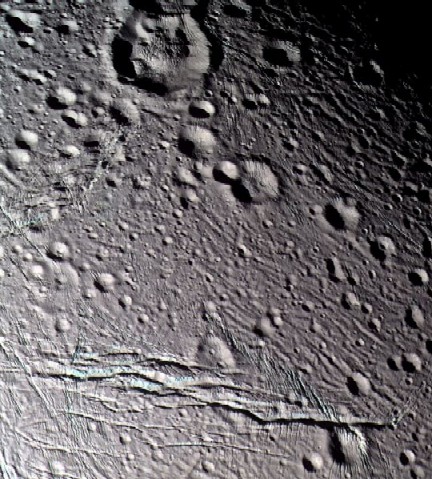 Foto in cui sono visibili dei crateri da impatto e i canyons prodotti dal fenomeno geologico tettonico 