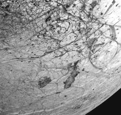 Immagine della superficie di Europa; in basso a destra sono visibili le macule Thera e Thrace.