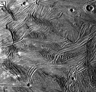 Foto della sonda Galileo della superficie che mostra come la tettonica la ha modellato