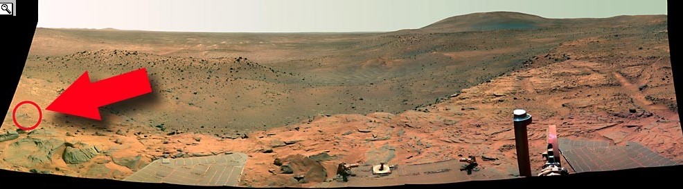 La foto della sonda Spirit con cerchiata la zona dell'umanoide e la foto in cui si vede l'umanoide in primo piano.