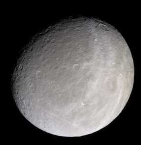 Immagine della luna Rhea presa dalla Cassini il 4 febbraio 2005 (ESA, NASA)