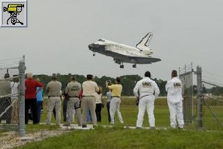 Filmato che mostra l'atterraggio del Discovery sia dall'esterno che dall'interno della cabina di pilotaggio(lungo)