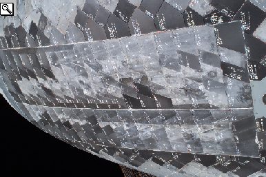Le piastrelle termiche di rivestimento dello schuttle. Immagine presa  nello spazio dal Discovery nel luglio 2005