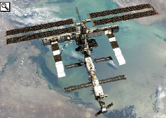 la ISS fotografata dallo Shuttle Discovery nell'agosto 2005 (NASA)