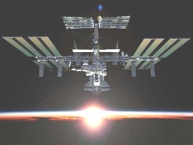 immagine della ISS e del sorgere del Sole