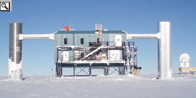 L'edificio esterno dell'esperimento AMANDA e IceCube e la struttura di quest'ultimo confrontata con la torre Eiffel