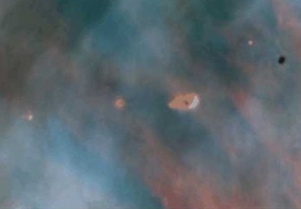 Stelle giovani in una zonda della Nebulosa di Orione; 4 stelle sono circondate da gas e polveri che formano dei dischi protoplanetari da dove probabilmente si formeranno dei pianeti.