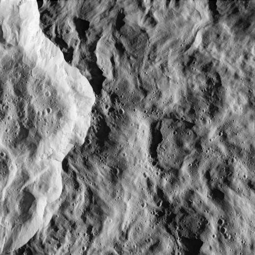 Dettaglio del bordo esterno di un cratere di rea