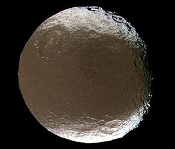 La Cassini Regio e i due poli di Giapeto