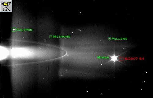 Animazione costruita con le immagini prese dalla Sonda Cassini che hanno permesso di scoprire Antea; si vedono gli altri alcionidi ed il sottile anello G di Saturno.