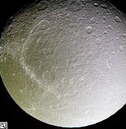 Foto di dione a colori e mappa del satellite, entrambe della daonda Cassini