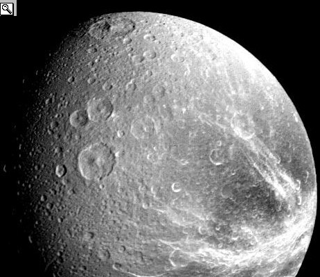 Foto di Dione fatta dal Voyager 1 e una immagine della sonda Cassini di Dione e degli anelli di Saturno