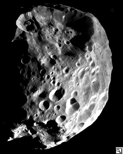 Febe fotografato dalla sonda Cassini il 13 giugno 2004 e mappa dei crateri di Febe