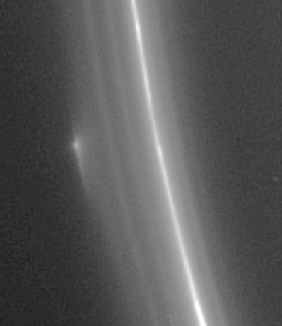 Foto della sonda Cassini del presunto satellite S2004 S 6.