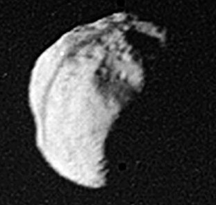 Foto di Epimeteo fatta dal Voyager 1, in cui si vede l'ombra dell'anello F di Saturno.