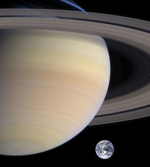 Confronto tra le dimensioni di Saturno e della Terra.