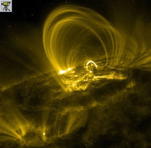 Splendidi anelli coronali fotografati dalla sonda TRACE e filmato ottenuto nell'ultravioletto dalla sonda SDO dell'evoluzione di un anello in data 11-13 settembre 2010