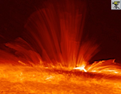 Foto e filmato della sonda HINODE in cui si vede l'espulsione di plasma fotosferico attraverso la corona