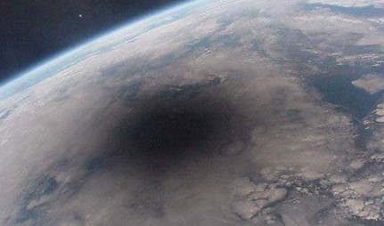 Una eclisse totale fotografata dalla ISS nel 1999