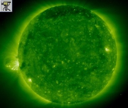 Foto della sonda TRACE del Sole in falsi colori e animazione formata da foto di TRACE che mostra il movimento degli anelli coronali sulla superficie solare