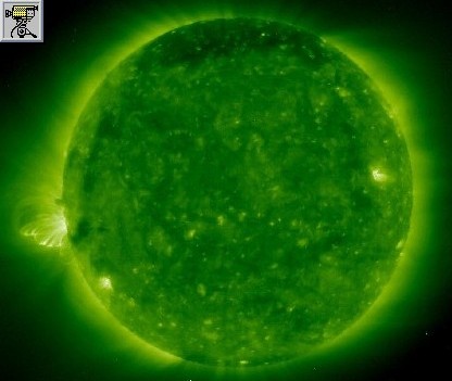 Foto della sonda TRACE del Sole in falsi colori e animazione formata da foto di TRACE che mostra il movimento degli anelli coronali sulla superficie solare