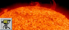 Filmato del satellite HINODE in cui vicino all'orizzonte, in una regione attiva attorno ad una macchia, si vede una emissione di plasma caldo, lungo le linee di forza del campo magnetico
