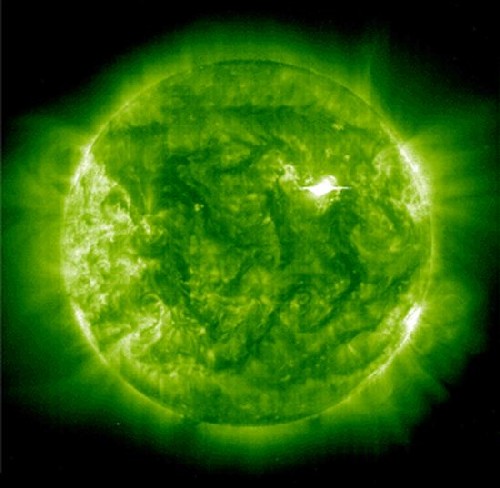 Foto del Sole della sonda SOHO; essendo in falsi colori è possibile vedere la corona