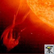Foto della sonda SOHO di una protuberanza e filmato che ne mostra la formazione