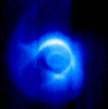 Immagine nell'estremo ultravioletto del satellite NASA Imager, in cui è visibile il plasma della magnetosfera; il cerchio chiaro più interno è un'aurora boreale.