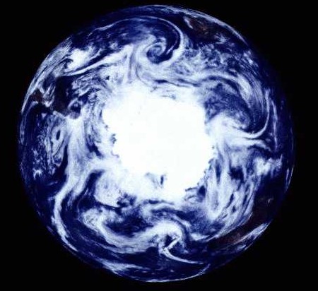 Immagine delle nubi terrestri, in primo piano si vede l'Antartide