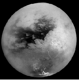 Puzzle di 9 foto, la zona brillante a destra è Xanadu, la zona scura circa al centro è Shangri-la e sopre c'è la zona chiara denominata Adiri; al polo sud si vedono delle formazioni nuvolose