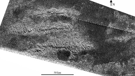 Foto di una zono di Xanadu dove si vedono le fratture di probabile origine tettonica