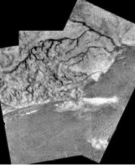 Foto presa dalla Hygens durante la sua discesa in cui si vedono i presunti fiumi che dovrebbero portare la tolina dalle colline alle pianure scure