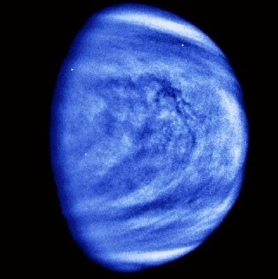Una delle foto in falsi colori dell'atmosfera e delle nuvole di Venere, scattata dalla Galileo nel 1990