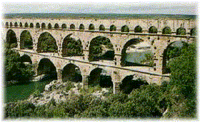 Un tipico acquedotto romano, il pon du Gard
