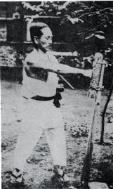 Gichin Funakoshi al makiwara
