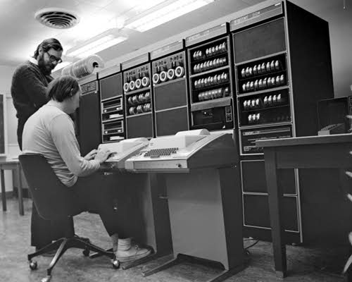 Ken Thompson e Dennis Ritchie portano Unix su un PDP-11